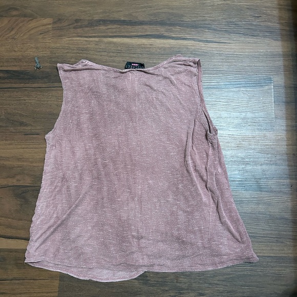 A basic tank top - Picture 3 of 3